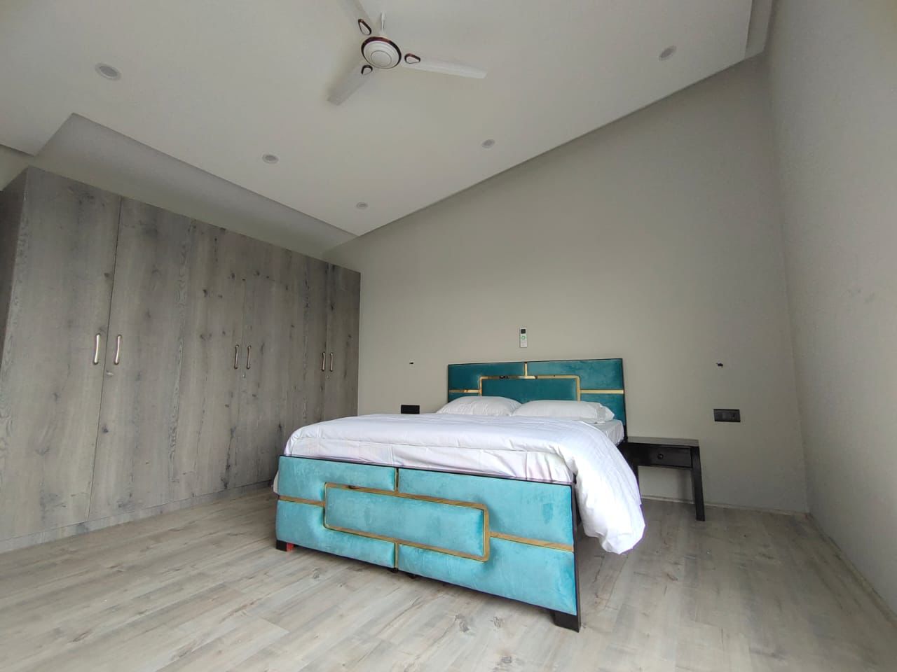 CHAUDHARY FARM HOUSE 04π‘ (Noida)