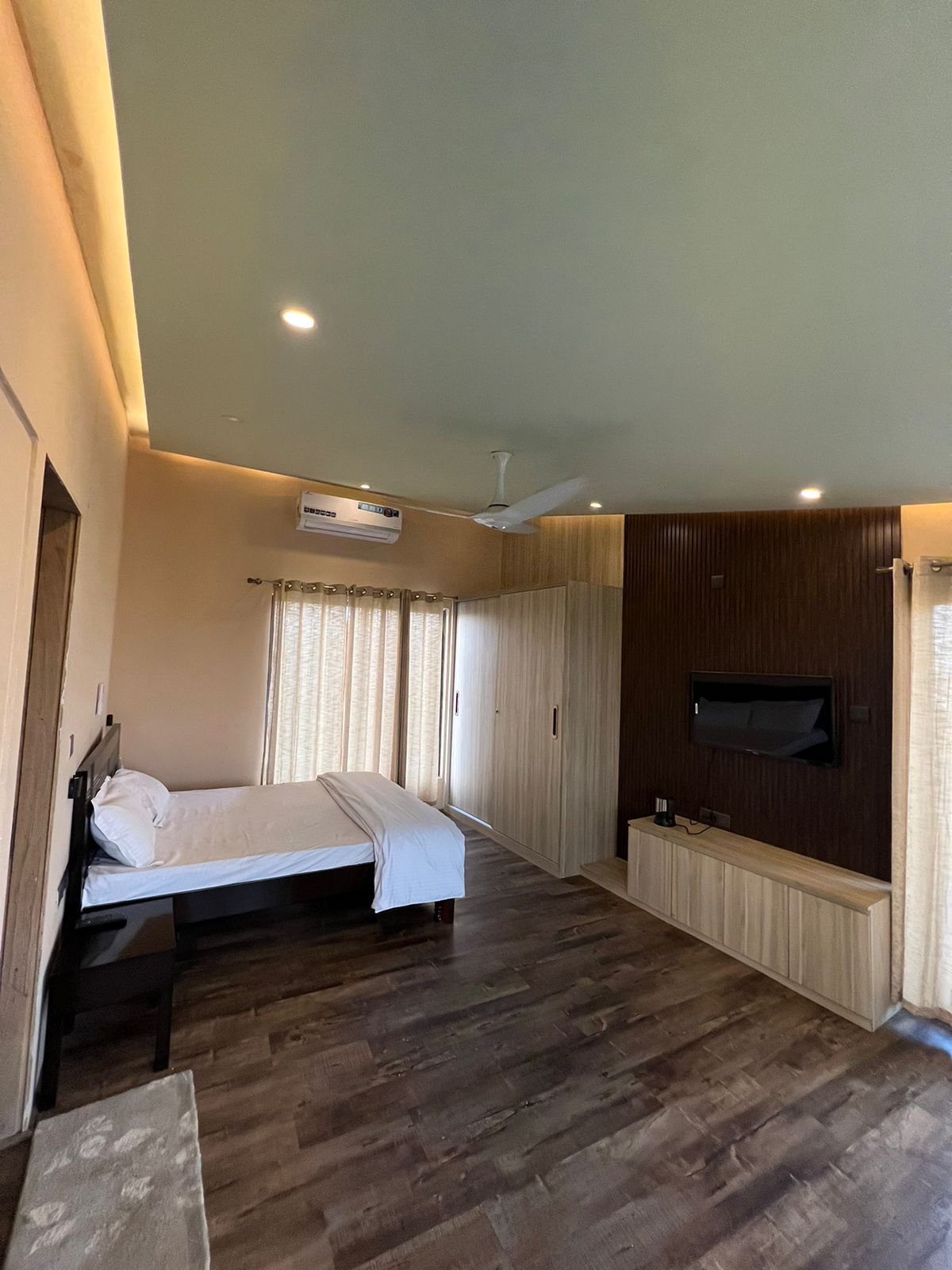 CHAUDHARY FARM HOUSE 04π‘ (Noida)
